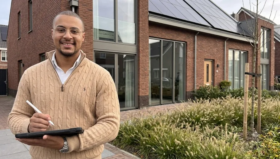 Timon Mankers van Green Clean Energy, glimlachend in bedrijfskleding